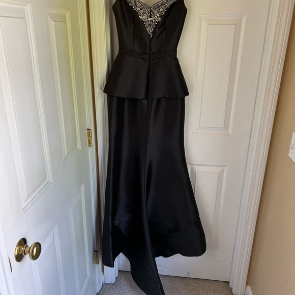 Eleni Elias M113 Black Mermaid Gown. Size 2. - Picture 3 of 7